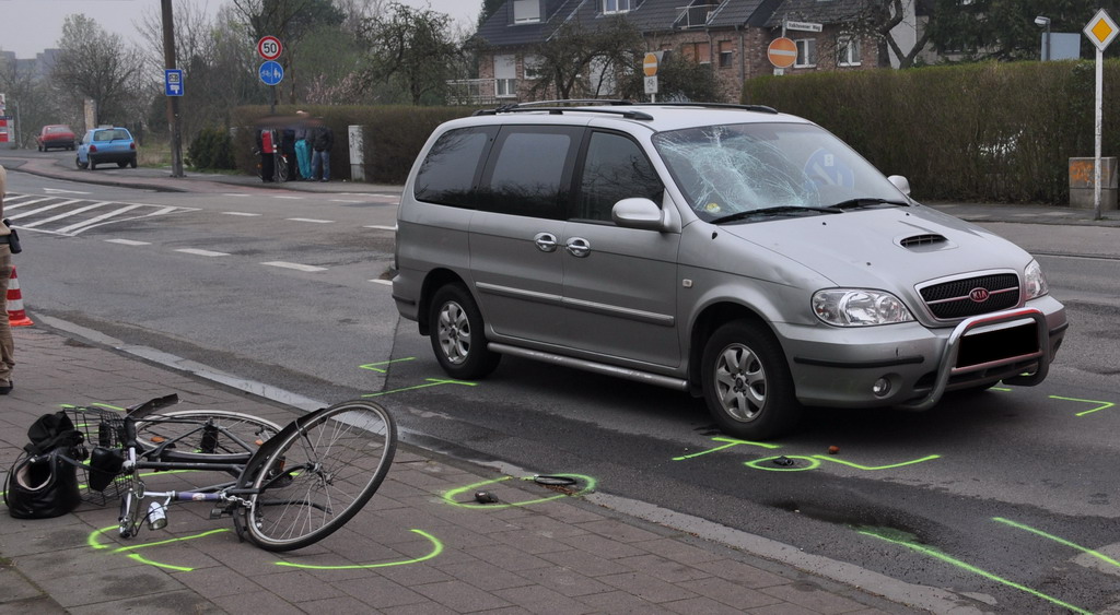 VU Radfahrer PKW Koeln Heimersdorf Volkhovenerweg P10.JPG